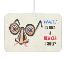 目の熱狂する鼻メガネが新しい車の匂いを嗅ぐ