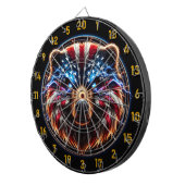 目の燃えるような白熱［赤熱］光を放つクマ ダーツボード (正面右)