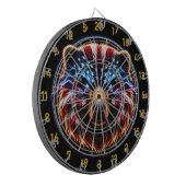 目の燃えるような白熱［赤熱］光を放つクマ ダーツボード (正面左)