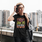 目の鋭澄んいヒント冷たいビールはダーツを失うことができない Tシャツ