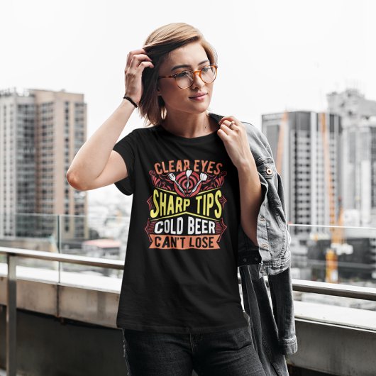 目の鋭澄んいヒント冷たいビールはダーツを失うことができない Tシャツ