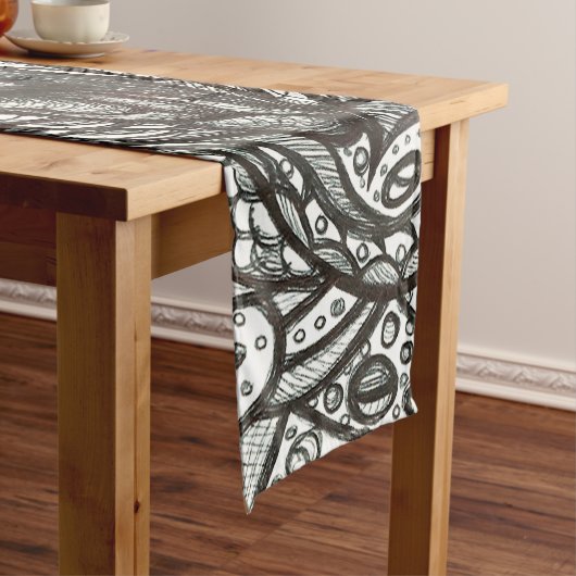 目は白黒目会います ショートテーブルランナー (インサイチュ)
