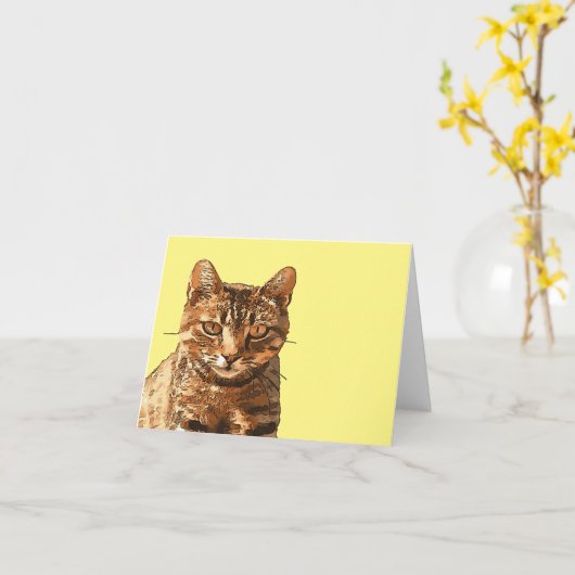 目を丸くして真っ黒な輪郭を見せるゴージャスなタビー猫 カード (黄色い花)