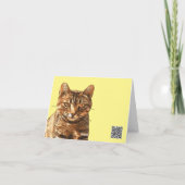 目を丸くして真っ黒な輪郭を見せるゴージャスなタビー猫 カード (裏面)