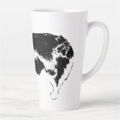 目を合わせたスナックのパトロール カフェラテマグ (右)