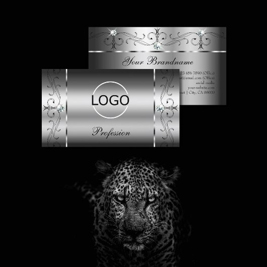 目を引くシルバーの四角い宝石とロゴ 名刺