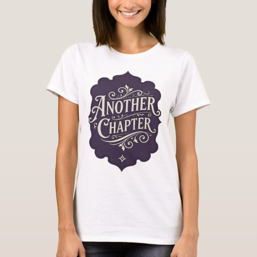 目を引くパープルのANOTHER CHAPTERプリント Tシャツ (正面)