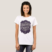 目を引くパープルのANOTHER CHAPTERプリント Tシャツ (正面フル)