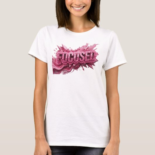 目を引くピンクのFOCUSEDテキストデザイン Tシャツ (正面)
