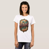 目を引くピンクのMIAMI引用Tシャツ Tシャツ (正面フル)