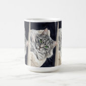 目を引く緑の瞳の猫、ローズ コーヒーマグカップ (中央)