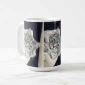目を引く緑の瞳の猫、ローズ コーヒーマグカップ (正面左)