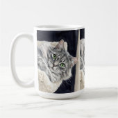 目を引く緑の瞳の猫、ローズ コーヒーマグカップ (左)