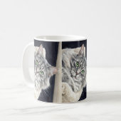 目を引く緑の瞳の猫、ローズ コーヒーマグカップ (正面左)
