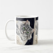 目を引く緑の瞳の猫、ローズ コーヒーマグカップ (左)