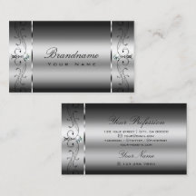 目を引く銀の角ばった宝石の装飾