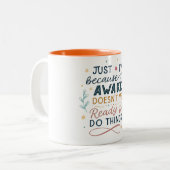 目を覚ましているからといって準備ができているわけではない ツートーンマグカップ (正面左)