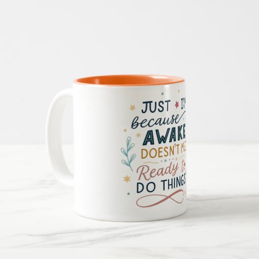 目を覚ましているからといって準備ができているわけではない ツートーンマグカップ (正面左)