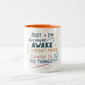 目を覚ましているからといって準備ができているわけではない ツートーンマグカップ (中央)
