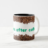 「目を覚まして飲む：コーヒーの後に人生が始まる」 ツートーンマグカップ (正面右)