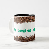 「目を覚まして飲む：コーヒーの後に人生が始まる」 ツートーンマグカップ (正面左)