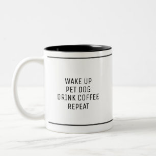 目を覚ますとペットドッグがコーヒーを飲む ツートーンマグカップ
