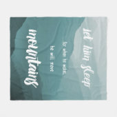 目を覚ますと彼は山を動かす フリースブランケット (正面(横))