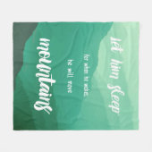 目を覚ますと彼は山を動かす フリースブランケット (正面(横))