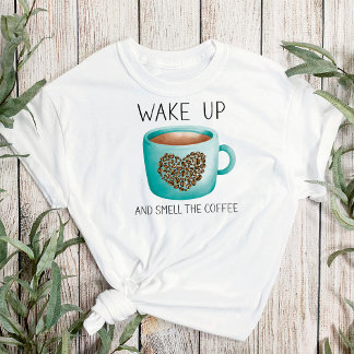 目を覚ますコーヒーの香り – 水色コーヒー豆 Tシャツ