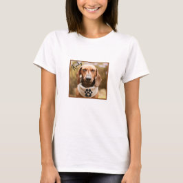 目を閉じた茶色のダシュント犬 Tシャツ