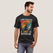 目を閉じて心を開くヴィンテージヨガ Tシャツ (正面フル)