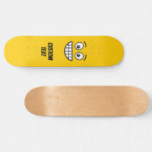 目を開けてニヤニヤ顔 スケートボード (横)