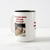 「目を開けて眠る」コーヒーマおもしろいグ ツートーンマグカップ (正面左)