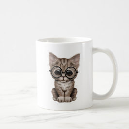 目ガラスを持つかわいいブラウンの虎猫の子ネコ コーヒーマグカップ