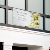 目淡い色の調の水仙 横断幕 (ビルの外側)