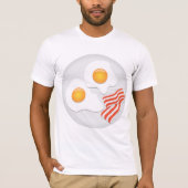 目玉焼きとベーコンの朝食 Tシャツ (正面)