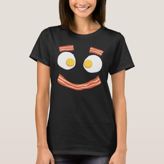 目玉焼きと厚切りベーコンの朝食 フード Tシャツ (正面)