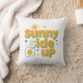 目玉焼きと太陽のフレーズが明るい「Sunny Side Up」 クッション (ブランケット)