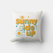目玉焼きと太陽のフレーズが明るい「Sunny Side Up」 クッション (正面)