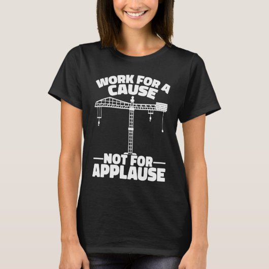 目的のために働くクレーンオペレーター 建設作業員 Tシャツ (正面)