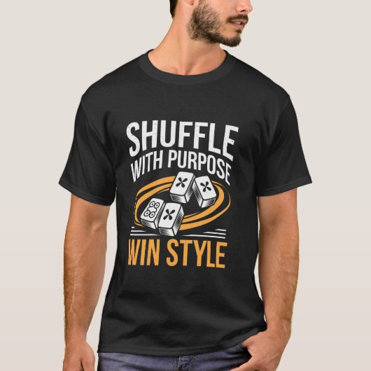 目的を持ってシャッフルし、スタイルで勝つ タイルゲーム 麻雀 Tシャツ (正面)