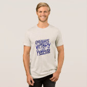 目的を持って勝利を収める トライブレンドTシャツ (正面全面)