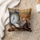 目覚まし時計のそばで眠るネズミ クッション (ブランケット)