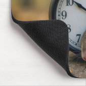 目覚まし時計のそばで眠るネズミ マウスパッド (コーナー)