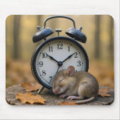 目覚まし時計のそばで眠るネズミ マウスパッド (正面)