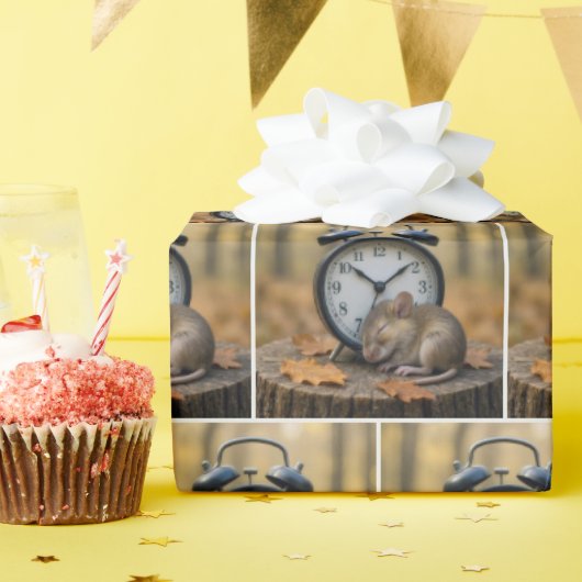 目覚まし時計のそばで眠るネズミ ラッピングペーパー (誕生日パーティー)