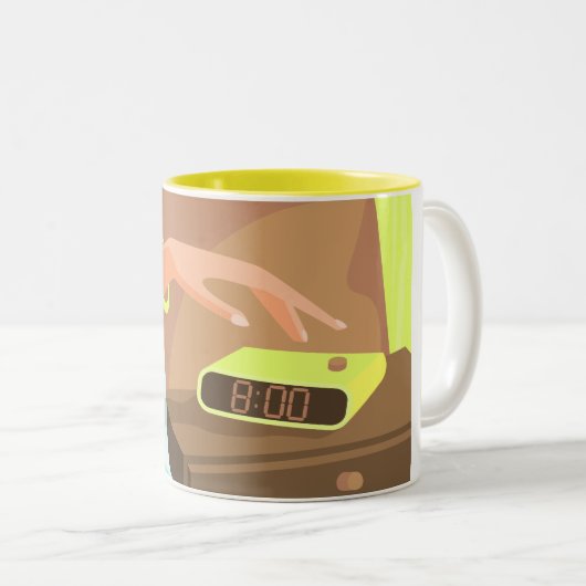目覚まし時計のスヌーズのボタンを押す女の子の手 ツートーンマグカップ (正面右)