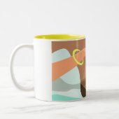 目覚まし時計のスヌーズのボタンを押す女の子の手 ツートーンマグカップ (左)