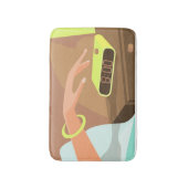 目覚まし時計のスヌーズのボタンを押す女の子の手 バスマット (正面縦)