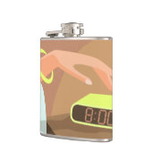 目覚まし時計のスヌーズのボタンを押す女の子の手 フラスク (左)